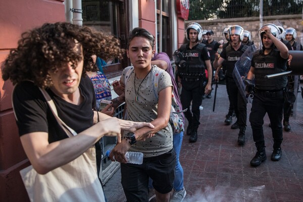 Βία, δακρυγόνα και σκυλιά εναντίον του Pride της Κωνσταντινούπολης - Διαλύθηκε η πορεία