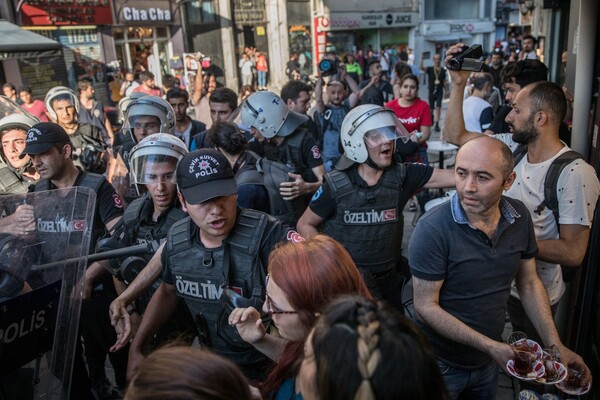 Βία, δακρυγόνα και σκυλιά εναντίον του Pride της Κωνσταντινούπολης - Διαλύθηκε η πορεία