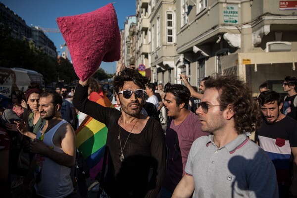 Βία, δακρυγόνα και σκυλιά εναντίον του Pride της Κωνσταντινούπολης - Διαλύθηκε η πορεία