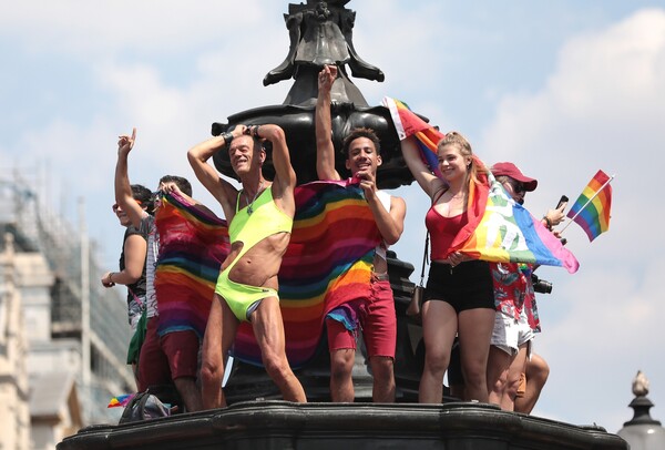 Τεράστιο πλήθος στο φετινό Pride του Λονδίνου - Φωτογραφίες από την Παρέλαση Υπερηφάνειας