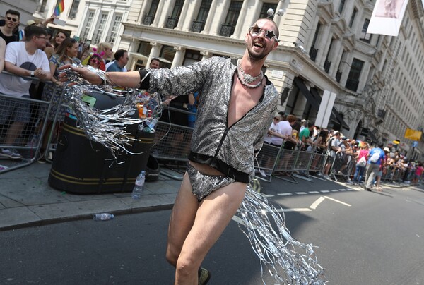 Τεράστιο πλήθος στο φετινό Pride του Λονδίνου - Φωτογραφίες από την Παρέλαση Υπερηφάνειας