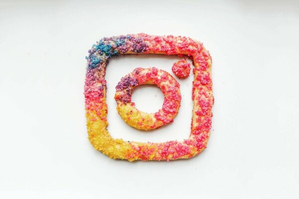 Η pop art του διαδικτύου τρολάρει το νέο logo του Instagram