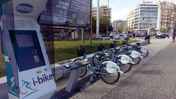 Το πρώτο σύστημα κοινόχρηστων ποδηλάτων στη Γλυφάδα είναι γεγονός