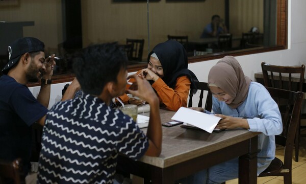 Επαρχία της Ινδονησίας απαγορεύει σε άντρες και γυναίκες να γευματίζουν μαζί