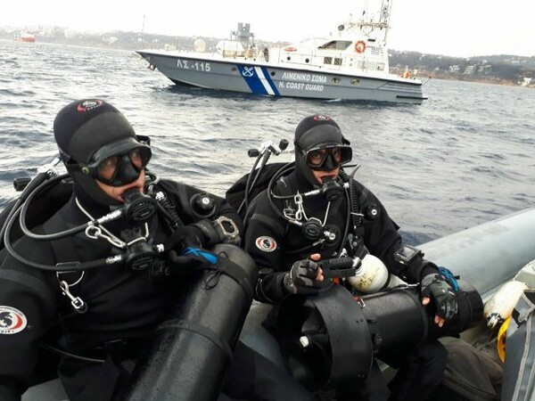 Υποθαλάσσιες έρευνες για εντοπισμό αγνοούμενων μετά τη φονική πυρκαγιά