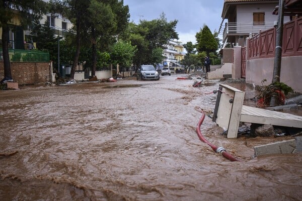 Μία ακόμη δύσκολη νύχτα για τη Μάνδρα - Σε απόγνωση οι κάτοικοι