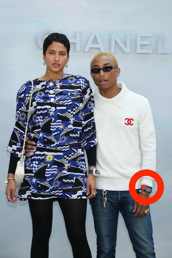 Ο Pharrell φόρεσε ένα από τα ακριβότερα ρολόγια του κόσμου στην επίδειξη της Chanel - Μόνο 30 έχουν κατασκευαστεί