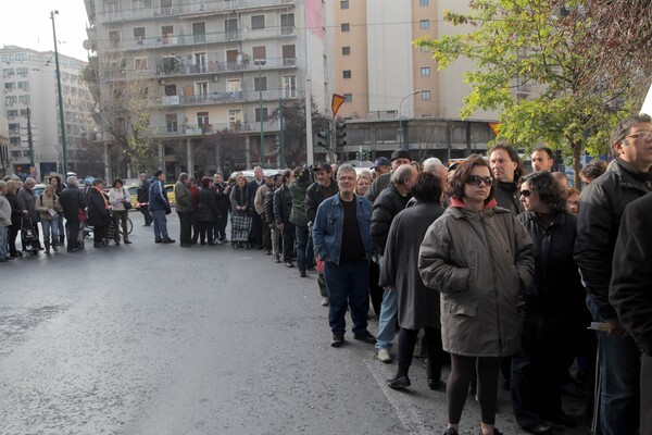 Ουρές από το πρωί για τα δωρεάν οπωροκηπευτικά