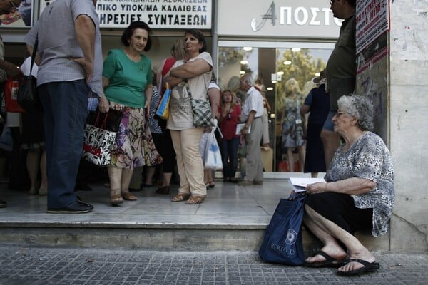 Κόβουν το ΕΚΑΣ και από ανάπηρους