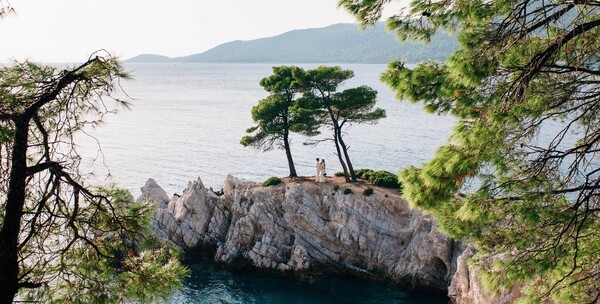 Εκατοντάδες ζευγάρια παντρεύονται σ' ένα ειδυλλιακό ακρωτήρι στην Σκόπελο