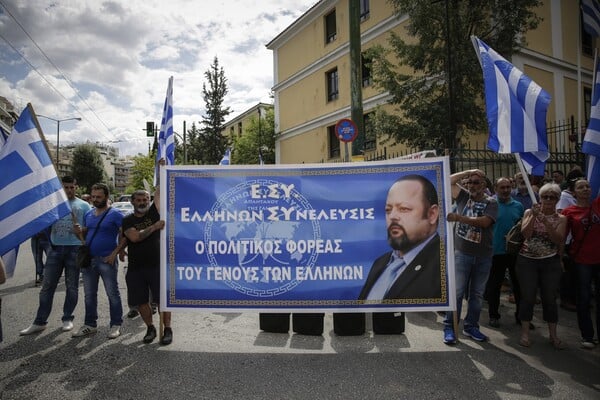 Στον ανακριτή ο Σώρρας - Συγκέντρωση από οπαδούς του στα δικαστήρια