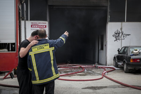 Πυρκαγιά σε συνεργείο αυτοκινήτων στον Ταύρο