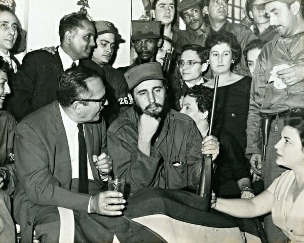 Ο Fidel Castro, οικείος, ανθρώπινος και γλεντζές― σε ανέκδοτες φωτογραφίες