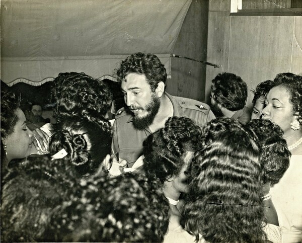 Ο Fidel Castro, οικείος, ανθρώπινος και γλεντζές― σε ανέκδοτες φωτογραφίες