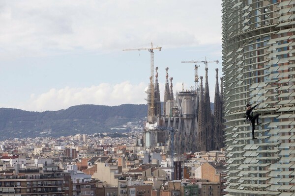 Νέα «κατάκτηση» για τον Alain Robert- Σκαρφάλωσε το Torre Agbar στη Βαρκελώνη χωρίς εξοπλισμό ασφαλείας