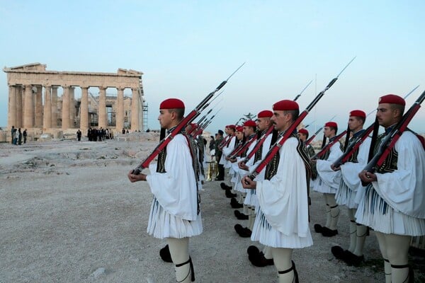 Παγκόσμια Ημέρα ΟΗΕ - Οι εύζωνες στην Ακρόπολη για τιμητική έπαρση σημαίας