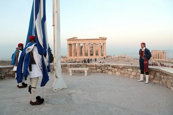 Παγκόσμια Ημέρα ΟΗΕ - Οι εύζωνες στην Ακρόπολη για τιμητική έπαρση σημαίας