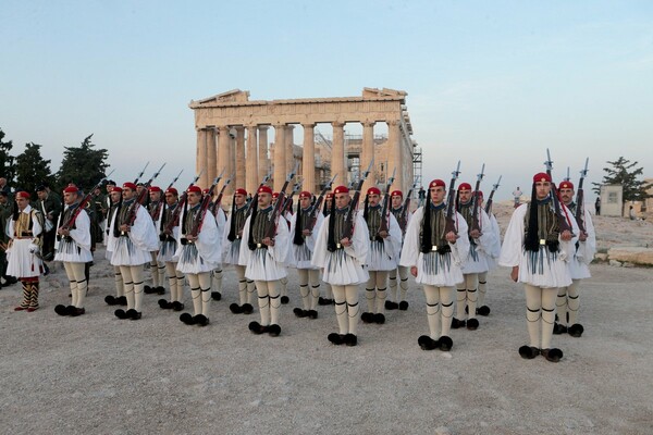 Παγκόσμια Ημέρα ΟΗΕ - Οι εύζωνες στην Ακρόπολη για τιμητική έπαρση σημαίας