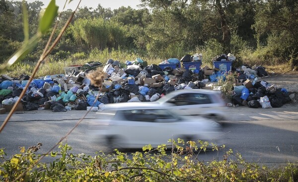 Τα σκουπίδια «έπνιξαν» την Κέρκυρα- Σε απόγνωση οι κάτοικοι του νησιού με τα βουνά απορριμμάτων
