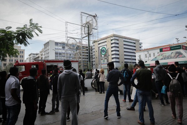 Συναγερμός στην Ομόνοια - Άνδρας σκαρφάλωσε στο γλυπτό και απειλεί να αυτοκτονήσει (ΒΙΝΤΕΟ)