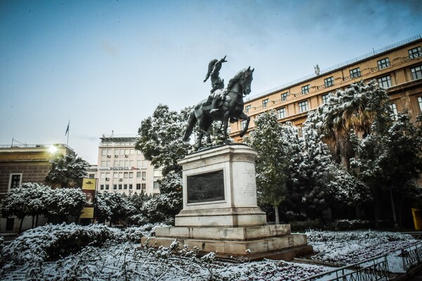 H χιονισμένη Αθήνα σήμερα το πρωί - Το ιστορικό κέντρο της πόλης και μνημεία στα λευκά