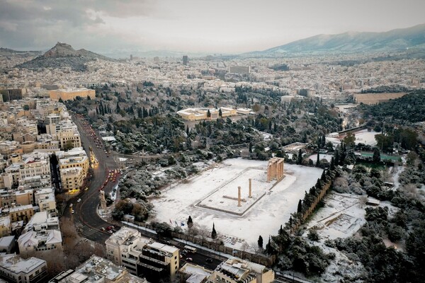 H χιονισμένη Αθήνα σήμερα το πρωί - Το ιστορικό κέντρο της πόλης και μνημεία στα λευκά