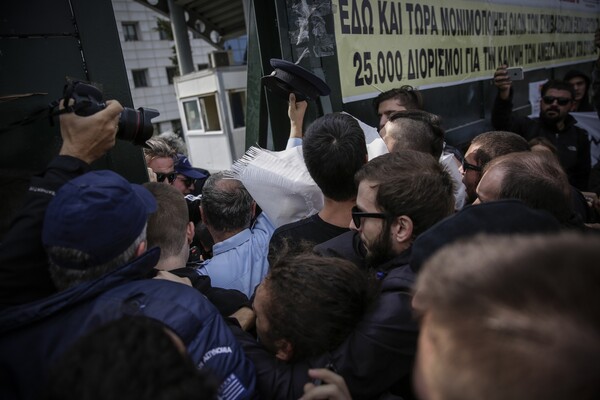 Ένταση στο υπουργείο Παιδείας - Μαθητές εισέβαλαν στο κτίριο