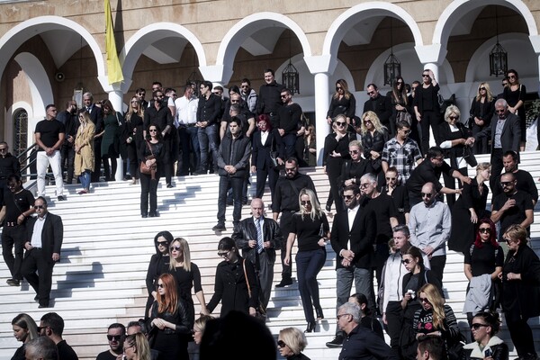 Συντετριμμένη η Βικτώρια Καρύδα στην κηδεία του δολοφονημένου συζύγου της Γιάννη Μακρή