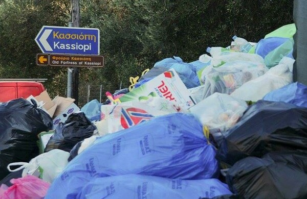 Τα σκουπίδια «έπνιξαν» την Κέρκυρα- Σε απόγνωση οι κάτοικοι του νησιού με τα βουνά απορριμμάτων