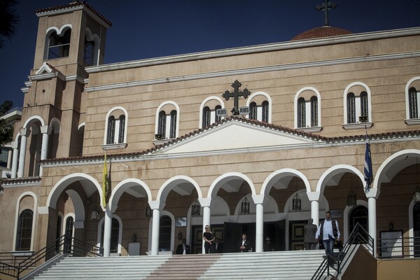 Συντετριμμένη η Βικτώρια Καρύδα στην κηδεία του δολοφονημένου συζύγου της Γιάννη Μακρή