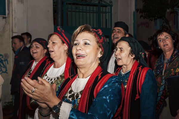 100 Ρουμελιώτες ξεχύθηκαν με κλαρίνα στους δρόμους του Βύρωνα