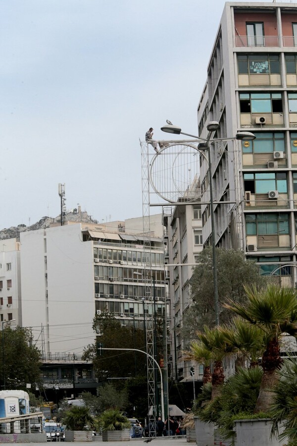 Συναγερμός στην Ομόνοια - Άνδρας σκαρφάλωσε στο γλυπτό και απειλεί να αυτοκτονήσει (ΒΙΝΤΕΟ)