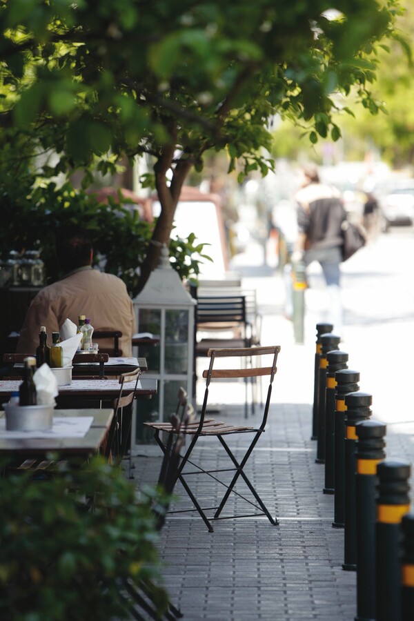 Η πλατεία Βαρβακείου, τα κρυμμένα πεζοδρόμια και η κακοτεχνία στον ηλεκτρικό στα Άνω Πετράλωνα