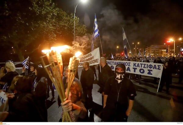 Επεισόδια σε πορεία ακροδεξιών για τον Κωνσταντίνο Κατσίφα στη Θεσσαλονίκη (BINTEO)