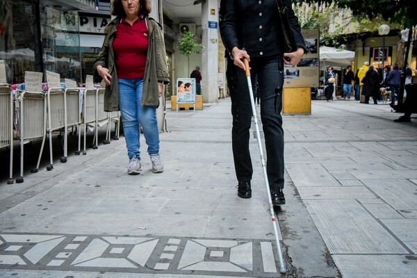 Ξαφνικά τυφλός μέσα στην Αθήνα - Ημέρα λευκού μπαστουνιού