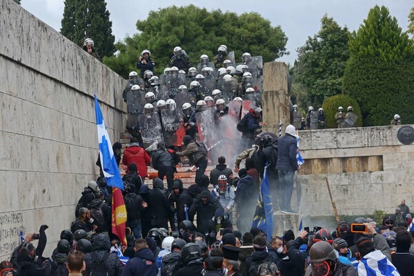 Ένταση και χημικά στο συλλαλητήριο στο Σύνταγμα