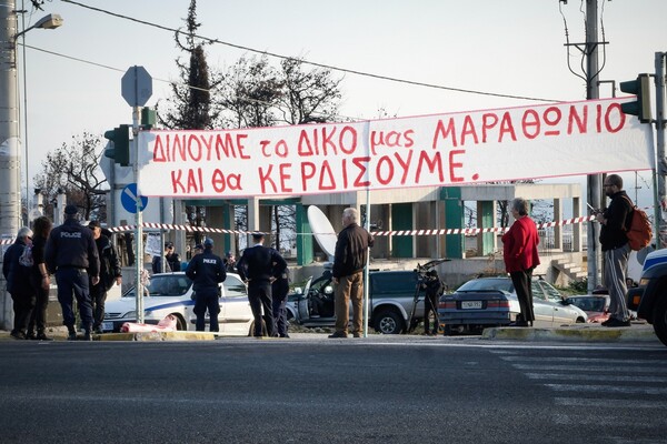 Το καμένο Μάτι υποδέχεται τους μαραθωνοδρόμους στα μαύρα - Η διαμαρτυρία των κατοίκων