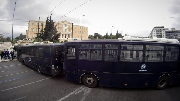 H πορεία με την αιματοβαμμένη σημαία του Πολυτεχνείου