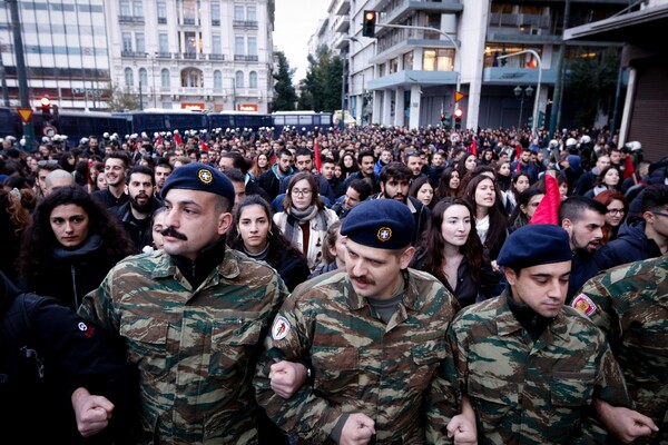 Σε επιφυλακή η αστυνομία - Ξεκίνησε η μεγάλη πορεία για το Πολυτεχνείο