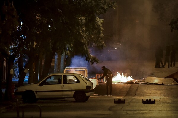 Φωτιές και μολότοφ στα Εξάρχεια - Σε εξέλιξη επεισόδια