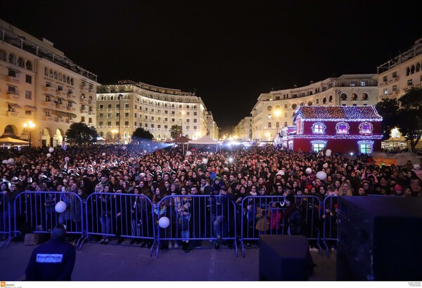 Θεσσαλονίκη: Σαμπάνης, Μπουτάρης και Νοτοπούλου άναψαν το Χριστουγεννιάτικο δέντρο στην πλ. Αριστοτέλους