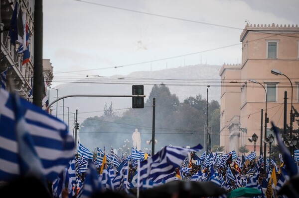 Συλλαλητήριο για τη Μακεδονία: 60.000 διαδηλωτές «μετρά» η αστυνομία