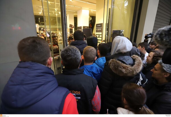 Η ελληνική Black Friday ξεκίνησε - Οι πρώτες ουρές και πολλές κοπάνες από το σχολείο (ΒΙΝΤΕΟ)