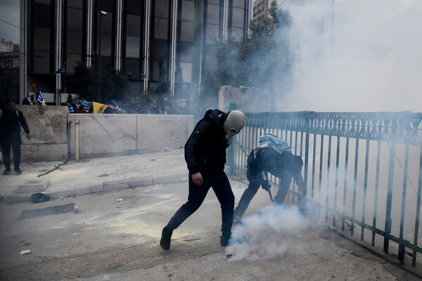 Ένταση και χημικά στο συλλαλητήριο στο Σύνταγμα