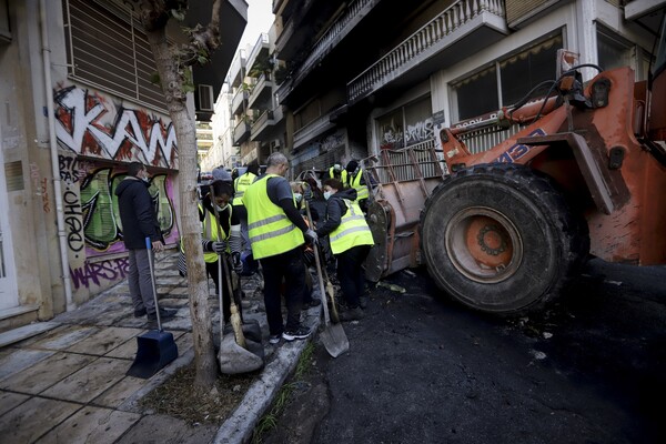 Τα Εξάρχεια την επόμενη μέρα - Αυτή είναι η εικόνα μετά από τη νύχτα επεισοδίων