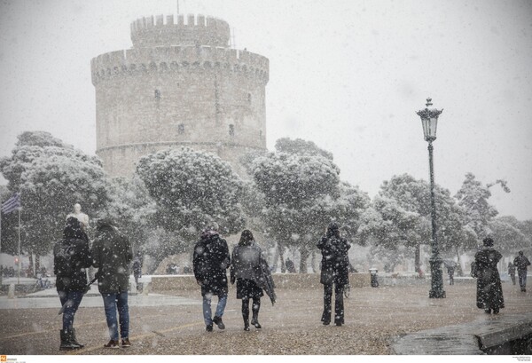 Χιονίζει πάλι στη Θεσσαλονίκη - Το έστρωσε στο κέντρο της πόλης