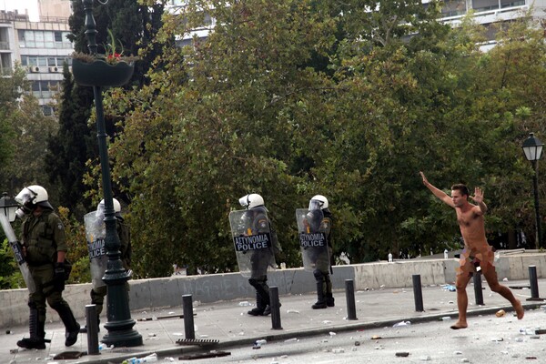 Όταν είχε έρθει η Μέρκελ στην Αθήνα: Τα «Raus», οι μούντζες, ο γυμνός διαδηλωτής και ο Τσίπρας μπροστάρης