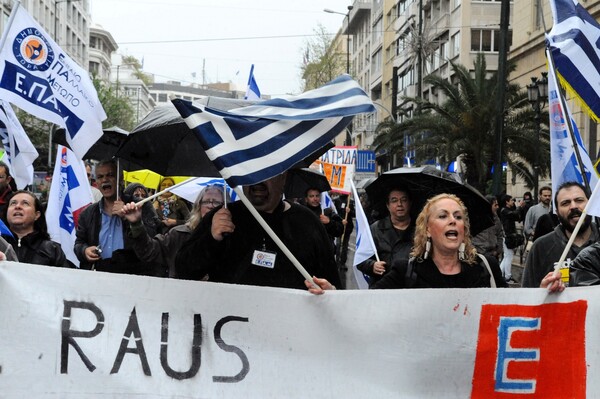 Όταν είχε έρθει η Μέρκελ στην Αθήνα: Τα «Raus», οι μούντζες, ο γυμνός διαδηλωτής και ο Τσίπρας μπροστάρης