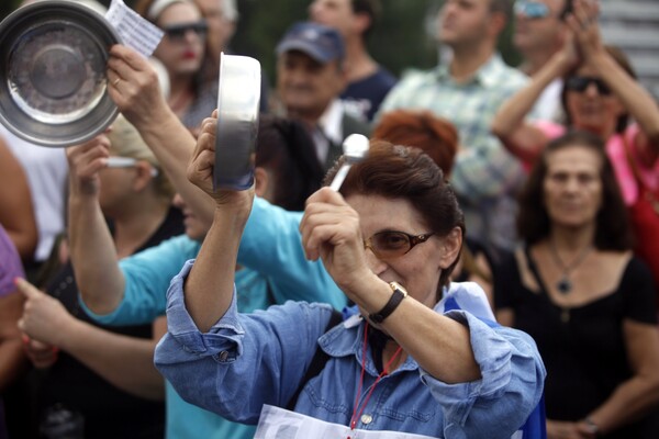 Όταν είχε έρθει η Μέρκελ στην Αθήνα: Τα «Raus», οι μούντζες, ο γυμνός διαδηλωτής και ο Τσίπρας μπροστάρης