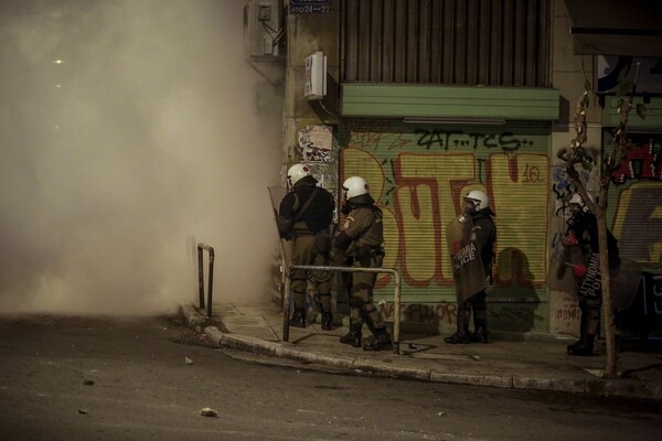 Επίθεση με μολότοφ κατά των ΜΑΤ στο Πολυτεχνείο